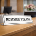 Bordskilt "KOMMER STRAKS" emalje hvit/svart 20x6 cm M46 Bordskilt "KOMMER STRAKS" emalje hvit/svart 20x6 cm M46