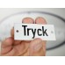 Emaljskylt Tryck vit - svart 7 x 3 cm modell 20-4 Emaljskylt Tryck vit - svart 7 x 3 cm modell 20-4