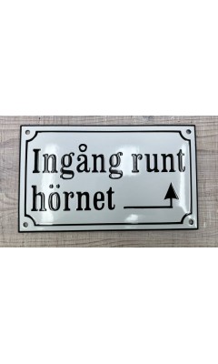 Emaljskylt Ingång runt hörnet med pil höger vit - svart 20 x 12 cm modell 10-4 Emaljskylt Ingång runt hörnet med pil höger vit - svart 20 x 12 cm modell 10-4